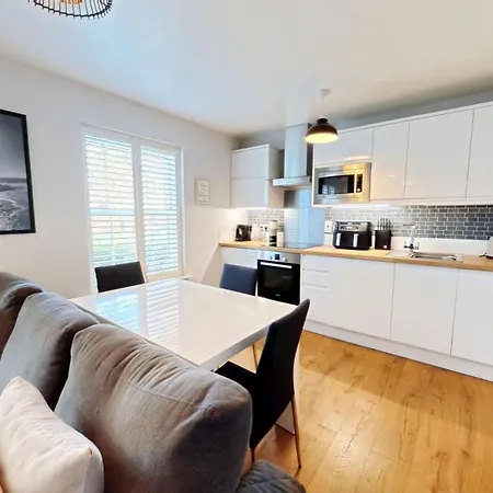 Terris Retreat - Part Of The The Bay Village With Pool, Gym And Direct Access, Pub, Restaurant, Tennis And Meadows Walks