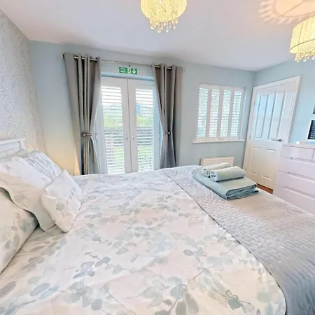 Terris Retreat - Part Of The The Bay Village With Pool, Gym And Direct Access, Pub, Restaurant, Tennis And Meadows Walks *