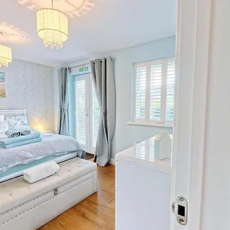 Terris Retreat - Part Of The The Bay Village With Pool, Gym And Direct Access, Pub, Restaurant, Tennis And Meadows Walks * 法利