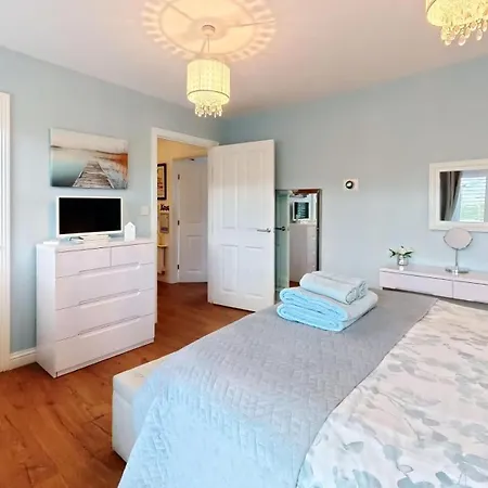 Terris Retreat - Part Of The The Bay Village With Pool, Gym And Direct Access, Pub, Restaurant, Tennis And Meadows Walks *