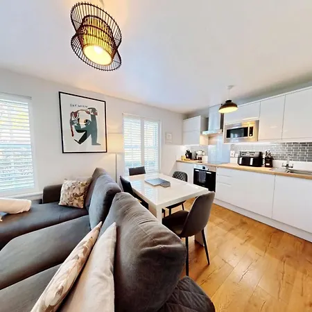Terris Retreat - Part Of The The Bay Village With Pool, Gym And Direct Access, Pub, Restaurant, Tennis And Meadows Walks *