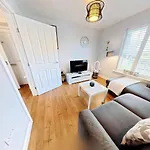 Terris Retreat - Part Of The The Bay Village With Pool, Gym And Direct Access, Pub, Restaurant, Tennis And Meadows Walks Feriehus