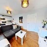 Terris Retreat - Part Of The The Bay Village With Pool, Gym And Direct Access, Pub, Restaurant, Tennis And Meadows Walks