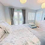 Terris Retreat - Part Of The The Bay Village With Pool, Gym And Direct Access, Pub, Restaurant, Tennis And Meadows Walks *