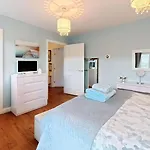 Terris Retreat - Part Of The The Bay Village With Pool, Gym And Direct Access, Pub, Restaurant, Tennis And Meadows Walks *